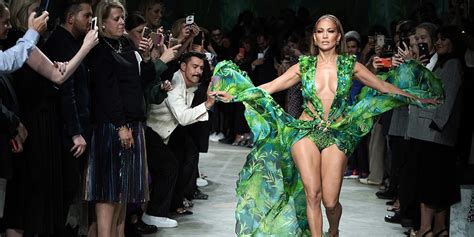 vestito verde versace indossato da jennifer lopez|14 Of Jennifer Lopez's Most Memorable Versace Looks .